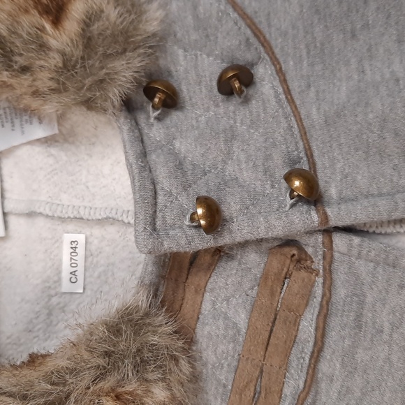 Savannah grey cape with faux fur, size 4T - Picture 4 of 6